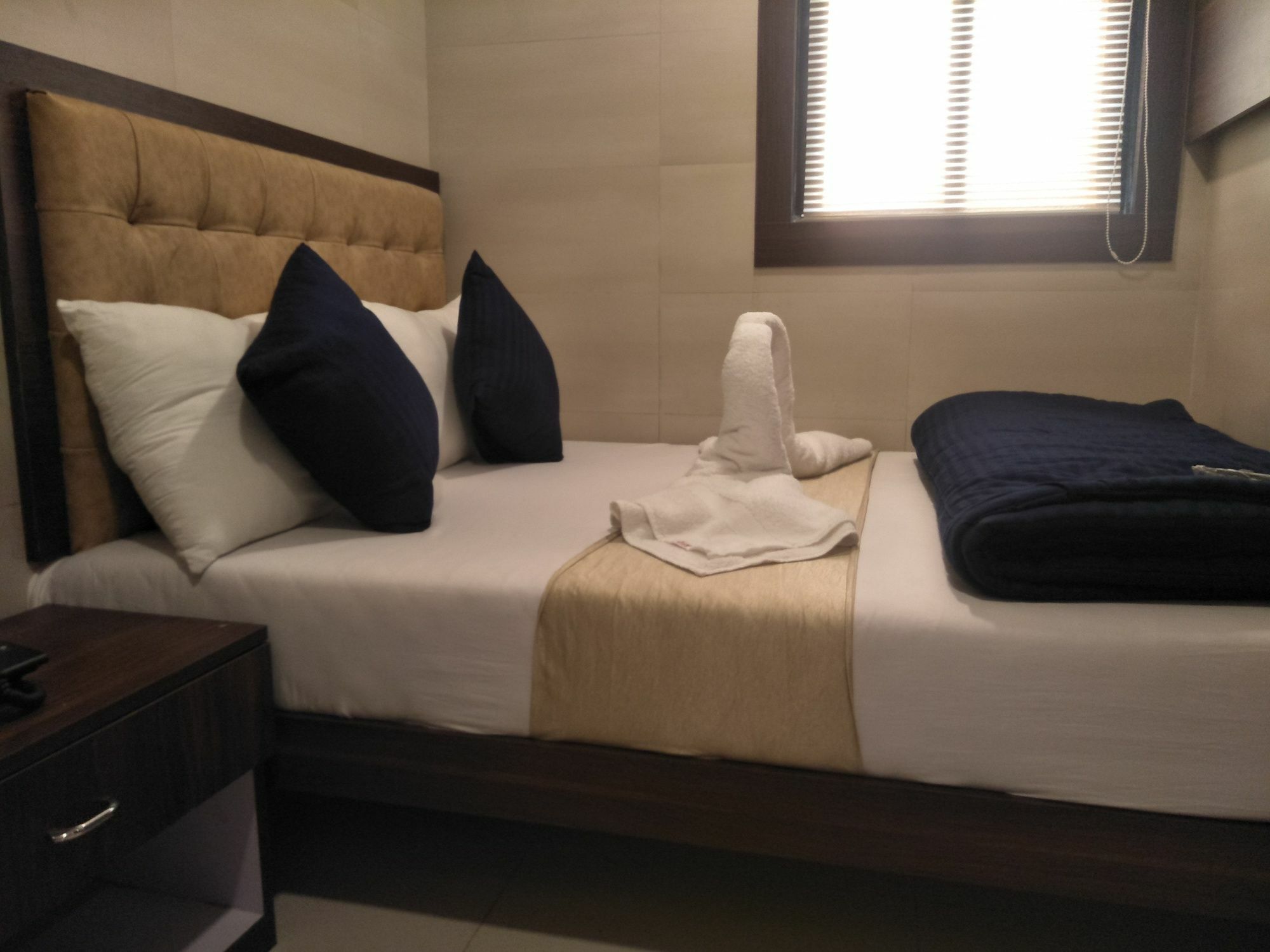 Hotel Avenue Residency Мумбай Екстериор снимка